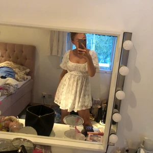 Söt klänning i str S - Skitsöt klänning från shein med bra passform och ger en markerad midja. Aldrig använt den och storleken är S! Säljer den för 350kr med frakt inräknat i priset💗