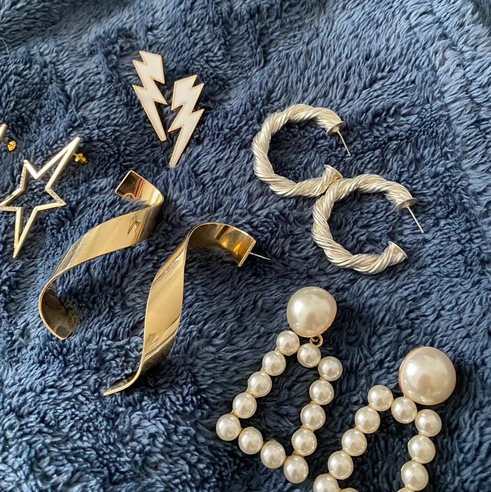 Säljer massa smycken bland annat dessa örhängen, alla nyskick! Kom med egna prisförslag💕. Accessoarer.