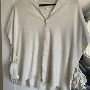 Väst - Skitsnygg väst från COS som knappt är använd! Det är knyten på sidorna och jag skulle säga att den passar allt från xs-l. Köpt för ca 2 år sen för 900kr💕