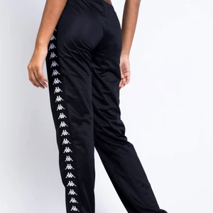 Raka lågmidjade kappa byxor❤️ - Säljer mina snyggga raka kappa byxor som är använda 3 ggr typ så dem är i ett as bra skick❤️❤️ dem är i strl S, dem är raka i benen och sitter lågmidjat!❤️