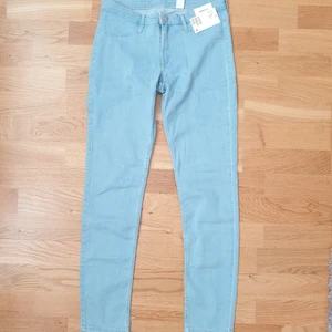 Ljusa skinny jeans H&M  - Ljusblå skinny jeans från H&M stl 164, motsvarar ungefär XS. Helt nya, aldrig använda. Svårt att få rätt färg på bilderna men inte så klarblå som på de två första.