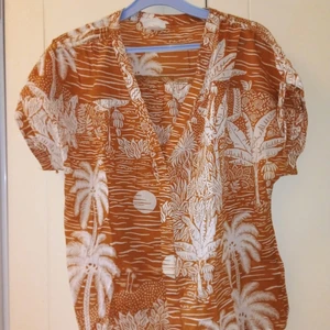 Somrig skjorta  - Snygg sommrig skjorta i skönt luftigt material. Framfickaa finns för att förvara diverse saker. H&M Desmond Dempsey. Perfekt nu til sommar eller ssemestern📦🛍️🌺Fler bilder finns vid intresse 