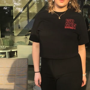 Croppad t shirt - Lite kortare svart t shirt med ett supersnygg rött tryck på bröstet. Den tillverkas inte längre så passa på!