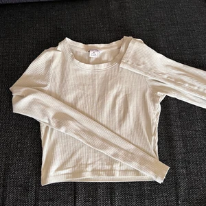 lång ärmar tröja monki - jätte gullig pastell grön ribbad långärmad tröja från monki. säljer för den aldrig används längre, storlek XS💞