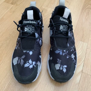 Reebok sneakers str. 38,5 - Jättefina sneakers med blommmönster från reebok, säljer då de är för stora för mig. Väldigt bra skick! Pris kan diskuteras :) 