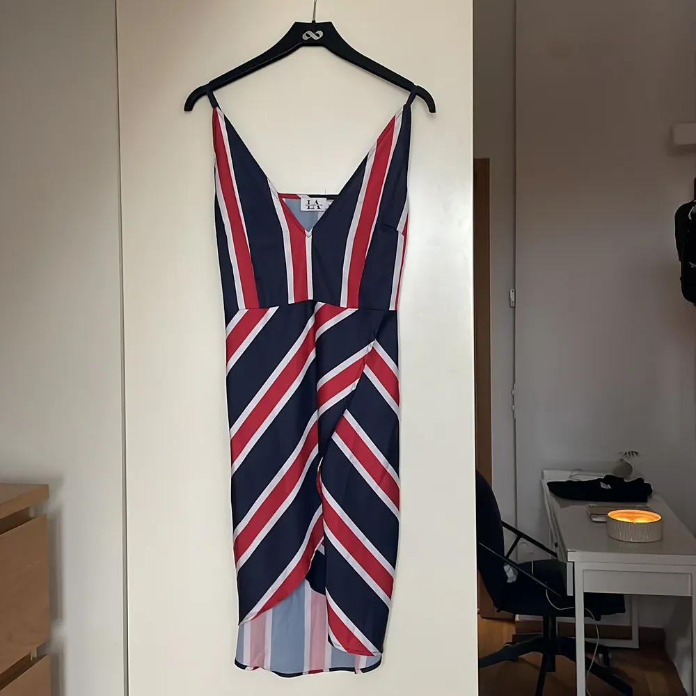 Ett unikt mönster, en nästan oanvänd klänning designad av Linn Ahlborg tillsammans med NAKD. Väldigt snygg och skön på!! Luftig och inte det minsta genomskinlig. . Klänningar.