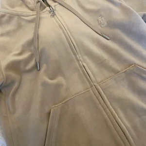 Juciy couture kofta - Säljer min beiga juciy couture kofta då den inte används längre. Den är endast använd en gång så den är som ny. Den är stl xs. Hör av er vid intresse och bilder!:) pris kan diskuteras.