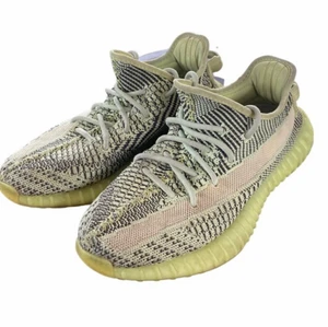 Yeezy 350 Yeeyreel  - Yeezy 350 yeeyreel en riktigt skön sko och samtidigt snygg och trendig, perfekt sko till vardagen även en bra tränings sko. Storlek 40 och i skick ungefär 7/10 har inga flaws eller liknade endast en smutsig sula👏 ————-tar även bud i dm————-