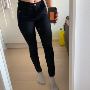 Tighta stretch ”jeans/leggings” - Från Bikbok st S. Mycket stretchiga och sköna att använda. Något stora i midjan på mig. Passar nog 36/38 eftersom de är så stretchiga. Har behållt den svarta färgen väl trots använda en del. 