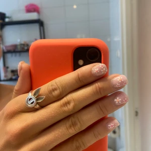 Purple pesto ring  - Säljer min purple pesto ring i äkta silver. Superfin ring som är sparsamt använd. Säljer då den inte kommer till så mycket användning längre! Nypris : 1000 kr 