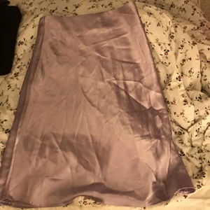 Lång satin kjol  - Satin kjol från shien 🌸🌸 är perfekt i längden och slutar typ direkt efter knäskålarna🍀🍀🍀 är i bra skick 🪐🪐 