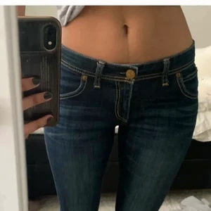 Lågmidjade jeans - Säljer dessa skit snygga lågmidjade jeans!! de är i nyskick💕💕 skriv privat för midjemått är osv 