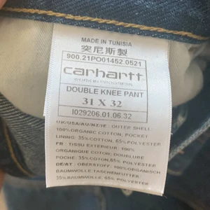 Carharrt Double Knee byxor - Mörkblåa jeans, använda ca 2 ggr, jättebra kvalite, måtten är 31 X 32. Inköps pris: 1250 kr