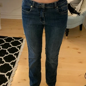 Lågmidjade jeans - Jag säljer mina lågmidjade jeans köpta på secondhand för 115kr, de är för stora för mig och aldrig använda 💕Köparwn står för frakten 