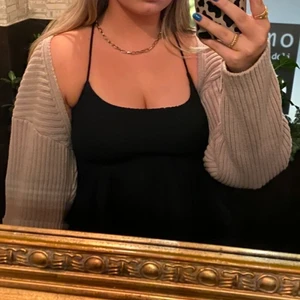 Stickad kort kofta - Jättefin stickad kofta från H&M. Endast använd ett fåtal tillfällen. Superfin att ha över klänningar eller linnen. Koftan är i storlek L och passar inprincip alla mellan S-L. Frakt tillkommer på 66kr❤️