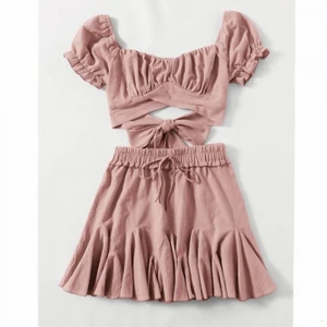 Blus och kjol - Oanvänt rosa set med topp och kjol 🎀💕 Säljer eftersom det tyvärr är för litet 