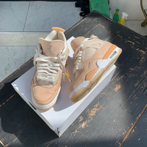 Jordan 4 Shimmer  - Använda 2 gånger!! Tyvärr för små för mig som har 39 :( Kan mötas i Stockholm C/södra Stockholm. Vid frakt står köpare för kostnaden på 66kr, skorna skickas i orginalkartong‼️Endast seriösa köpare‼️ kontakta för mer bilder etc. 