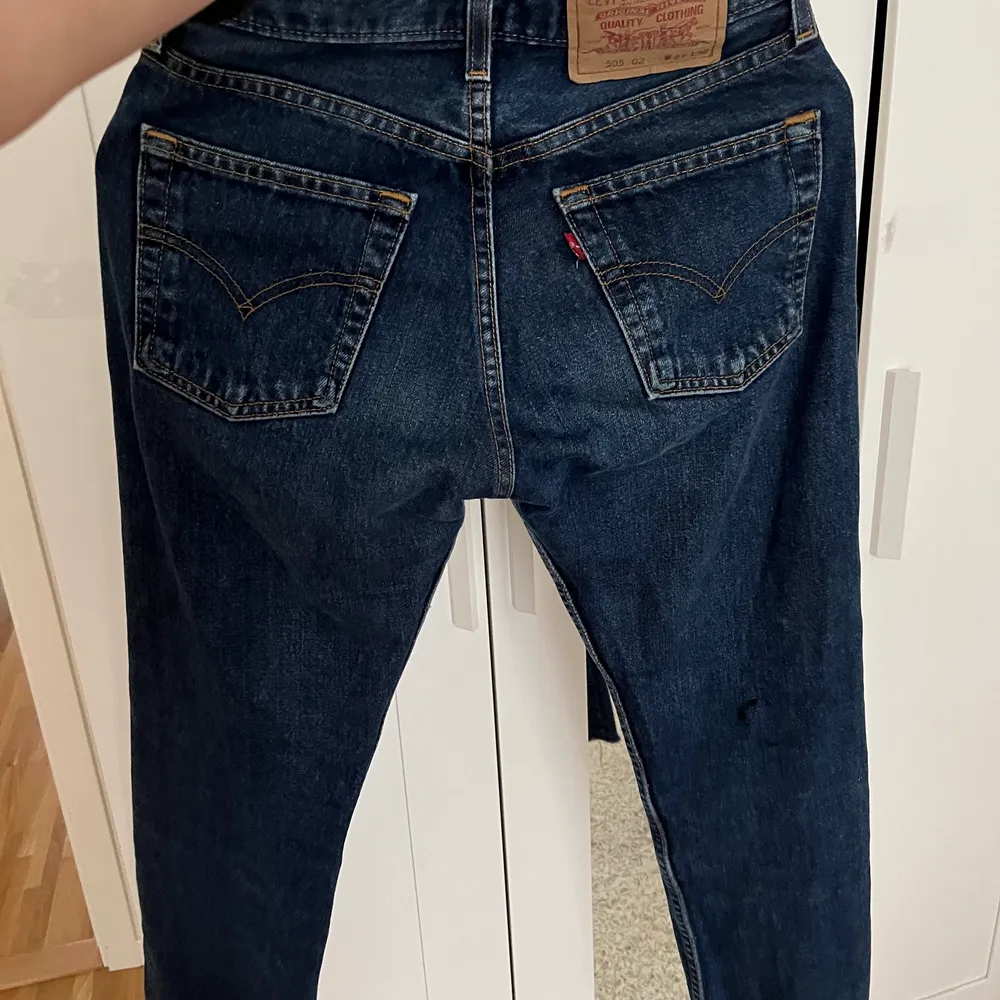 Levis jeans i bra skick, säljes pga för små. Storlek 27/32. . Jeans & Byxor.