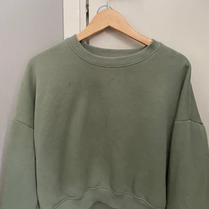Grön tjocktröja - Fin och bra material men har använts ganska mycket men fortfarande i fint skick