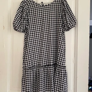 Klänning - Söt klänning från hm, helt ny med prislapp kvar. 