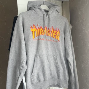 Thrasher Hoodie - Säljer min grå hoodie från Thrasher då jag ej använder den längre :) den är i bra skick och passar på mig som är ca 174cm.