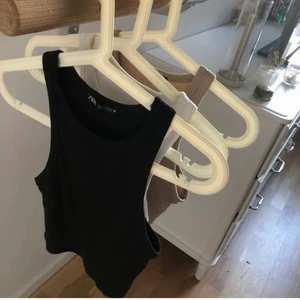Ribbat linne Zara - Säljer dessa tre ribbade toppar från zara. Alla i storlek S🤎 Säljer de för 60 kr styck! Köpare står för frakt(48kr)🤍🤍