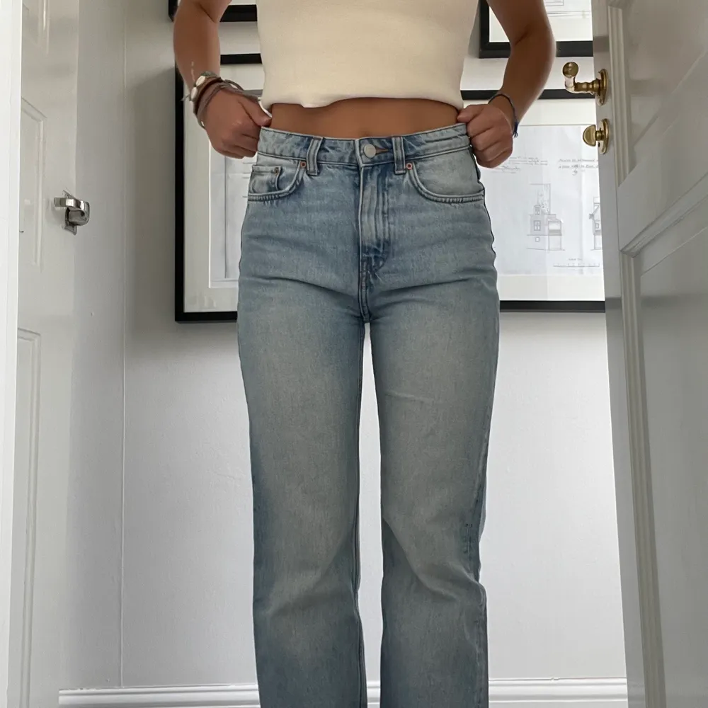 Weekday jeans i modellen voyage w26, l28. Så gott som nya, används aldrig. Frakt tillkommer och betalning sker via swish 😊. Jeans & Byxor.