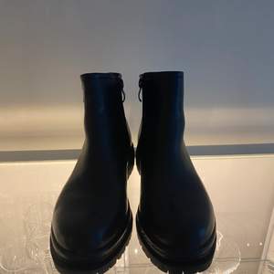 Fina Boots, aldrig använda, storlek 38. De är lite fodrade inuti så de är varma & gosiga på vintern och hösten. 