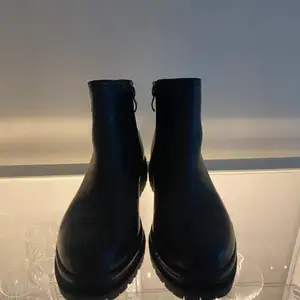 Fina Boots, aldrig använda, storlek 38. De är lite fodrade inuti så de är varma & gosiga på vintern och hösten. 