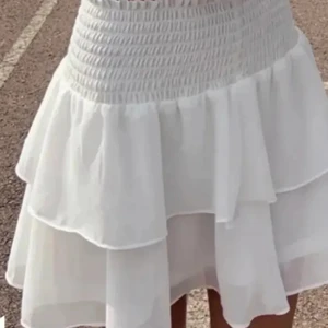 Volang kjol - Hej! söker en sådan helfärgad, är intresserad av nästan vilken färg som helst! Hör gärna av dig om du har en eller vet vart man kan köpa en♥️ Söker till min skolavslutning 