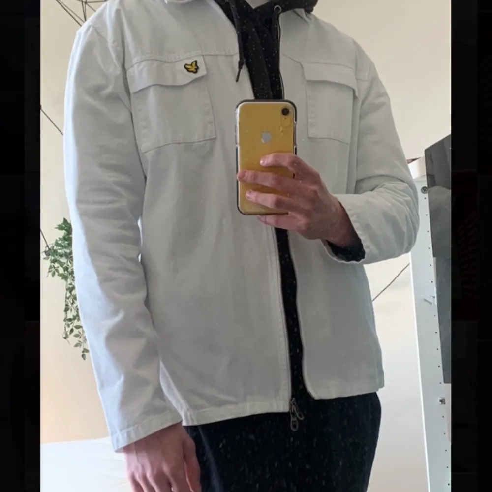 Snygg vit skjorta från lyle&scott med jeans aktigt material,  passar bra med en svart hoodie under tycker jag. Köpt för runt 700kr. Trots att den är snygg har jag typ inte använt den så säljer nu:). Skjortor.