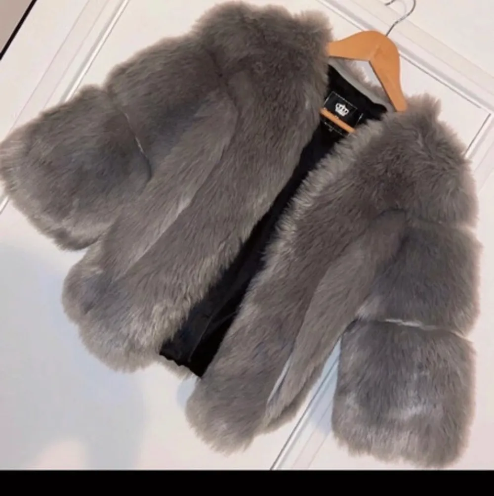 Grey faux fur coat size 8 3/4 sleeves Worn once Beautiful coat. Jackor.
