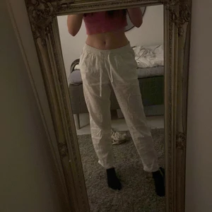Linnebyxor - Säljer dessa as snygga linnebyxorna köpta second hand butik så svåra att få tag på. Strl 36 innerbenslängd 72 cm. För korta på mig som är 169 med långa ben. Du kan själv knyta dör fram så de kan bli mindre och större i midjan. Dom är verkligen så så så fina och sitter jätte fint förutom i längden. Säljer för ett bra pris!!! 💕💕💕