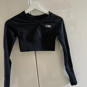 Träningstopp från ICIW - Croppad träningströja från ICIW. Använd Max 5 gånger då den är lite liten för mig. Storlek XS men liten i storleken. 