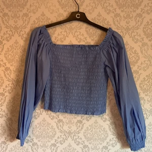 Sommartopp  - Hej! Säljer en Sommartopp från bikbok som jag köpte förra året! Den är använd en gång och är i nytt skick! Super somrig och fin färg, köpt nya sommar kläder så rensar gammalt från garderoben!☀️ strl L och passar mig som har M. 50kr för den, billiga priser 