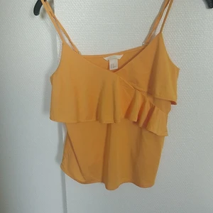 HM Topp xs  - Neon-orange topp (starkare färg i verkligheten) med fin volang 