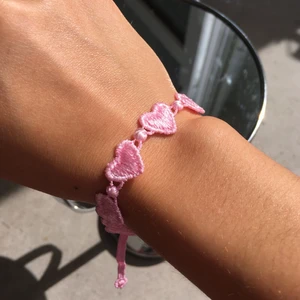 Armband  - Superfin rosa armband med hjärtan. Simpel och superfin! Helt ny och oanvänd. frakt tillkommer. Skriv om du undrar något 💗💗
