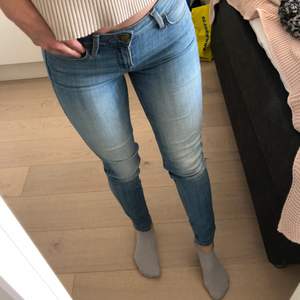 Lee Jeans i modell Scarlett storlek W26 L31. Bra längd för mig som är 165. Använder inte dessa jeans längre men ganska väl använda tidigare år. Forfarande snygg, inte särskilt urtvättad, jeans-färg! Mjuka och stretchiga jeans!