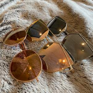 Säljer dessa solglasögon som passar perfekt nu till sommaren!😍❤️‍🔥 Alla tre för 60kr eller ett par för 30kr (plus frakt).