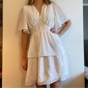 En superfin vit klänning, perfekt inför studenten eller sommaren! Jag köpte den här på Plick men den var lite stor i storleken på mig, så tänkte sälja vidare! 