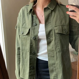 Khaki jacka från Mango - Khakifärgad jacka från mango strl S