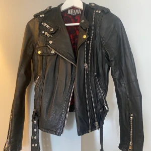 Skinnjacka Jofama By Kenza strl 34 - Säljer nu min fantastiskt snygga skinnjacka från märket Jofama by Kenza (strl 34)Tyvärr kommer den inte till användning längre men hoppas min kärlek för denna jacka kan leva vidare hos någon annan! Kan tänka mig att gå ner i pris vid snabb affär. Vill man ha den fraktad så står köparen för frakt.   Nypris: 2600kr