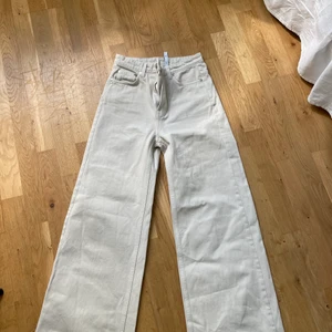 Weekday jeans  - Säljer dessa beiga weekday jeans! Bara använd 4 gånger så är i nyskick! 💕