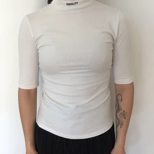Vit polotröja - Vit polotröja med texten equality på kragen. Från weekday i storlek small men väldigt stretchig. Säljes då den inte kommer till användning längre