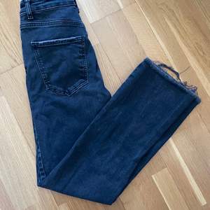 Raka jeans från Gina Tricot. De är mörk gråa. Använda fåtal gånger så i super fint skick! 