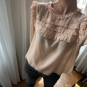 Rosa blus - Alla blusar 2 för 200! Säljer denna söta rosa blus från H&M. Är i storlek 40 men passar perfekt på mig som är 36/XS-S. Kan mötas upp i Stockholm, annars står köparen för frakt💫