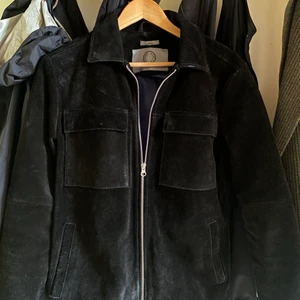 Human Scales jacka - Human scales jacka i riktigt bra skick, använd få tillfällen. Säljer eftersom jag vuxit ur den. Jackan är gjord av äkta mocka och har en silvrig kedja. Jag kan skicka fler bilder om det behövs och tveka inte vid yttligare frågor🙌 ( nypris 3000kr)