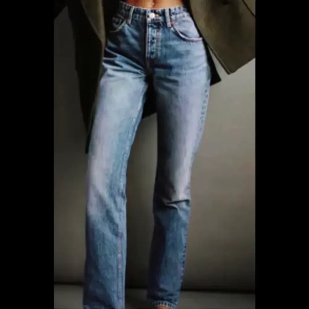 säljer mina eftertraktade zara jeans som inte kommer till användning längre. Används sparsamt storlek 38 men har ivanligafall 36 i jeans så lite små i storleken. Jeans & Byxor.