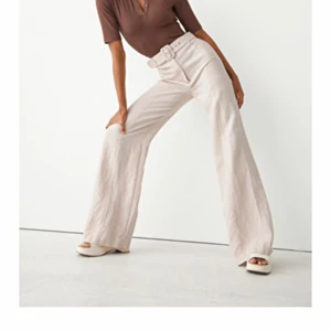 & other stories linnebyxor  - Aldrig använda, prislappen är kvar och inga defekter. Jättefina men tyvärr för små för mig.  Storlek 32. Kostade 890 kr