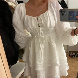 Superfin vit klänning strl 34 !! - Säljer denna jättefina klänningen, perfekt nu till student eller avslutning!!🥳 Köpt på zalando men har varit slutsåld i 2 månader så tänkte lägga ut den här ifall det är någon som har väntat på att den ska komma in igen😇  Jättefin passform och endast testad! Kan mötas upp i Norrköping annars betalar köparen frakt💞